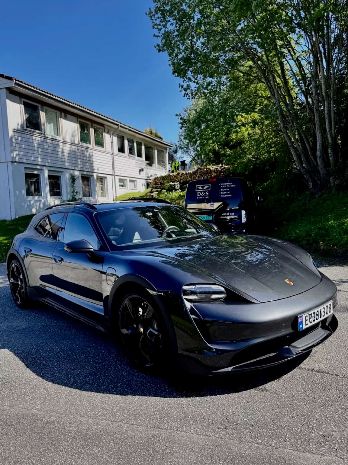 Porsche Taycan med speilblank, korrigert lakk